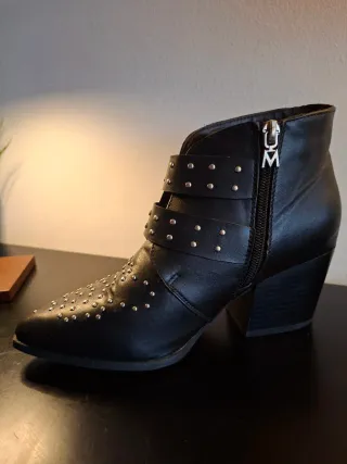 Botines de piel negros con tachuelas