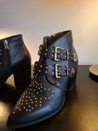 Botines de piel negros con tachuelas