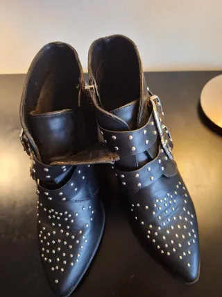 Botines de piel negros con tachuelas