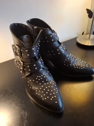 Botines de piel negros con tachuelas