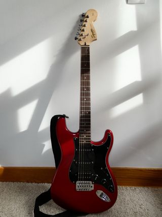 Guitarra Eléctrica Squier Stratocaster Roja