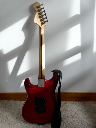 Guitarra Eléctrica Squier Stratocaster Roja