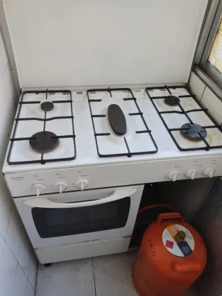 Cocina de gas butano blanca