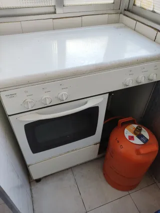 Cocina de gas butano blanca