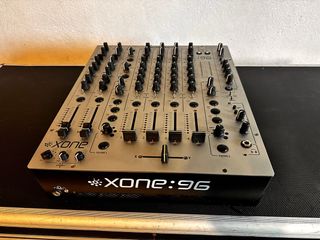 Allen & Heath Xone 96 + Flightcase Mesa Mezclas DJ