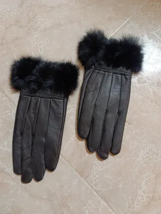 Guantes de cuero y pelo negros