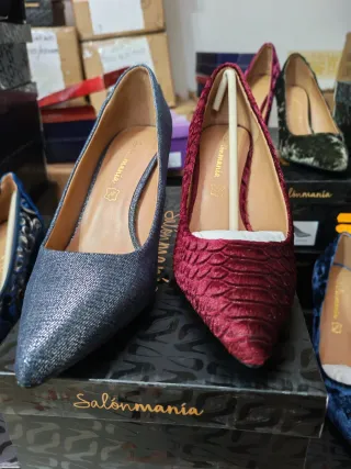 Zapatos Salonmania azules y rojos