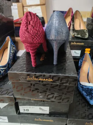 Zapatos Salonmania azules y rojos