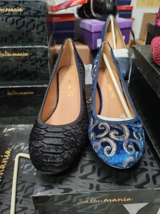 Zapatos Salonmania azules y rojos