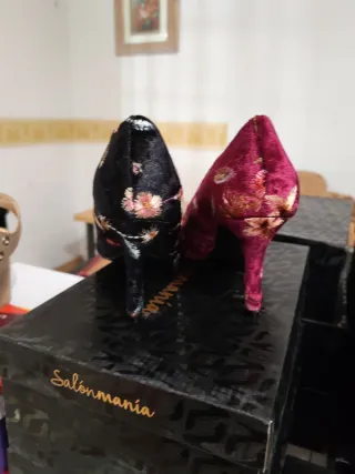 Zapatos Salonmania azules y rojos