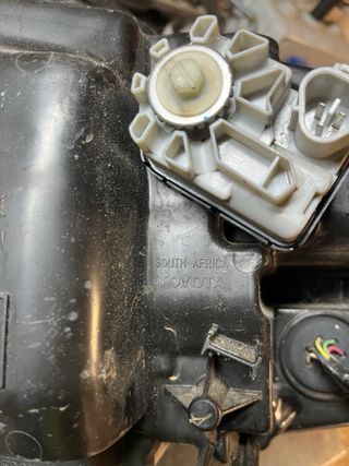 Faro Izquierdo Toyota Hilux GR led