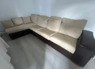 Sofá Chaise Longue Beige y Marrón.