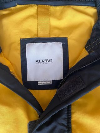 Chubasquero Pull&Bear hombre azul marino y amarill