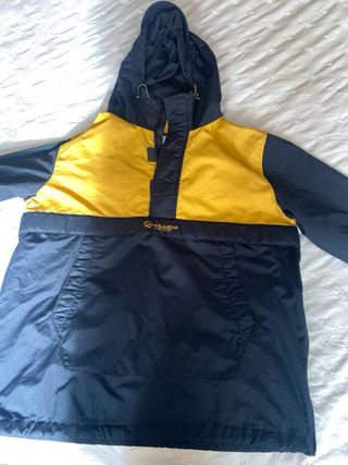 Chubasquero Pull&Bear hombre azul marino y amarill