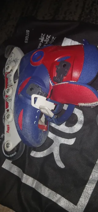Casco y patines en línea rojos y azules