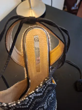 Sandalias de cuña con pompones