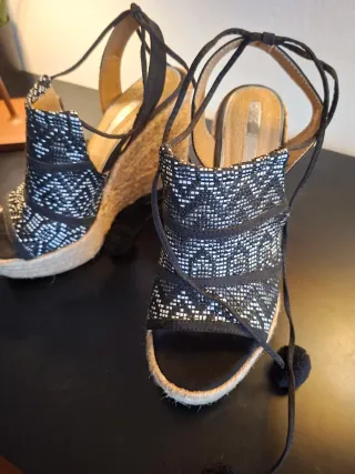 Sandalias de cuña con pompones