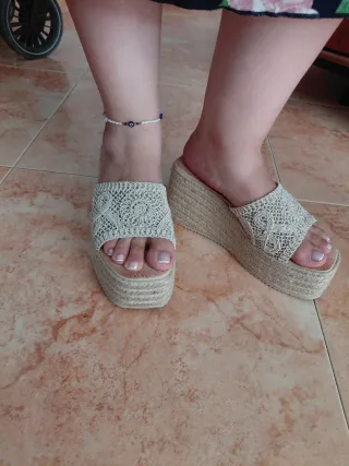 Sandalias cuña beige