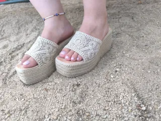 Sandalias cuña beige