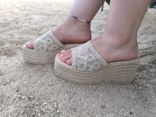 Sandalias cuña beige
