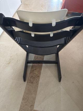 Trona Stokke Negra Respaldo Blanco