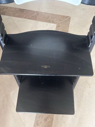 Trona Stokke Negra Respaldo Blanco
