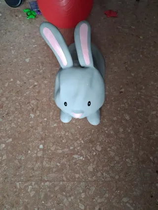 Conejo saltarin gris con orejas rosas