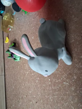 Conejo saltarin gris con orejas rosas