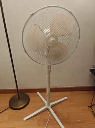 Ventilador de pie blanco