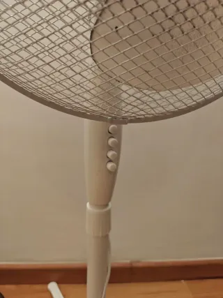 Ventilador de pie blanco