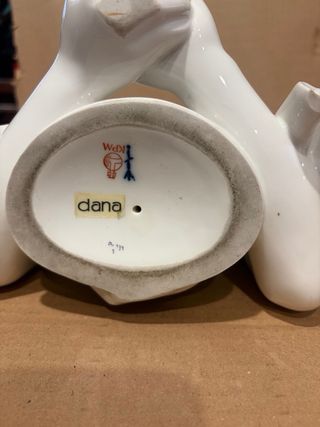 Figura de arte de mujer en blanco