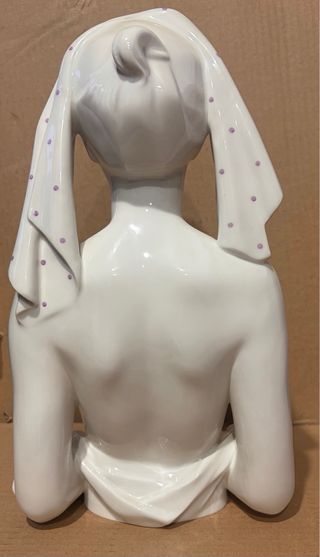 Figura de arte de mujer en blanco