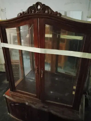 Vitrina antigua de madera y cristal