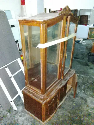 Vitrina antigua de madera y cristal