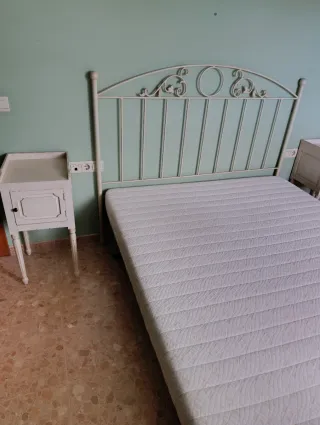 Armario vintage 3 puertas, cama de hierro y mesita