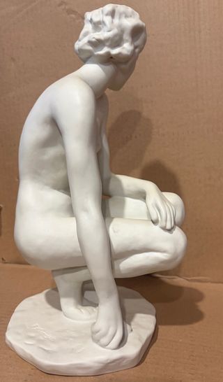 Figura de arte mujer desnuda