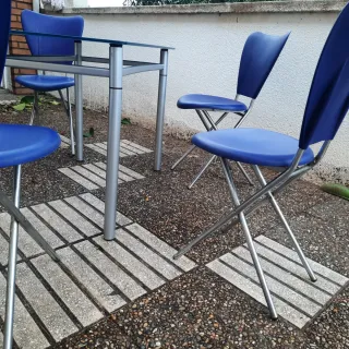 Mesa cristal patas metálicas y 5 sillas