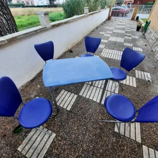 Mesa cristal patas metálicas y 5 sillas