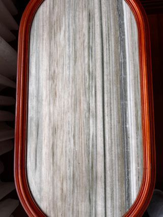Mesa de centro ovalada de madera y mármol