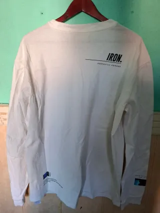 Camiseta del Bershka manga larga blanca y azul.