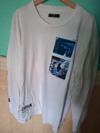 Camiseta del Bershka manga larga blanca y azul.