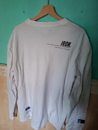 Camiseta del Bershka manga larga blanca y azul.