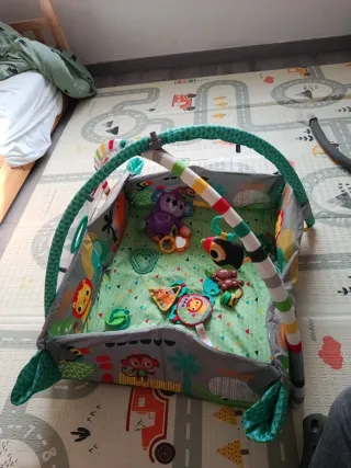 Parque infantil con juguetes