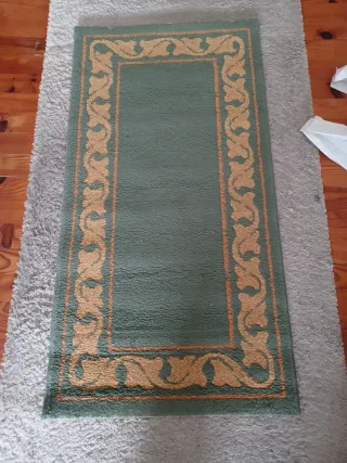 Alfombra de pie de cama verde y beige