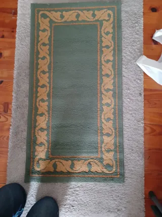 Alfombra de pie de cama verde y beige