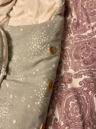 Saco de bebé gris con estrellas