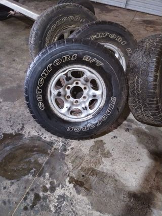 Rueda Nissan Navara P265/70R15 112T