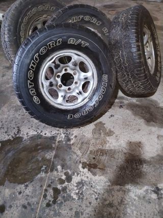 Rueda Nissan Navara P265/70R15 112T