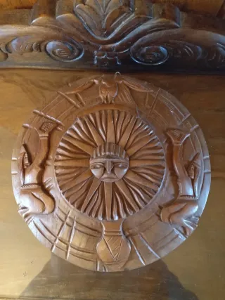 Plato decorativo madera sol y figuras