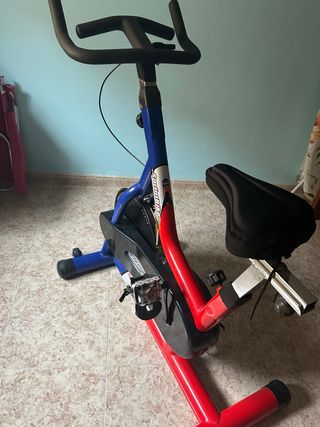 Bicicleta de Spinning Roja, Azul y Negra